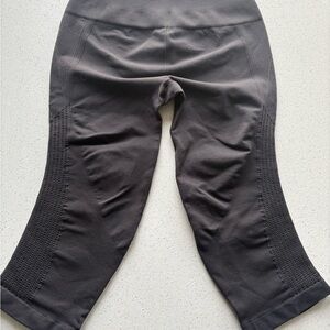 Lululemon ladies Gray Cropped Leggings - most likely a size 4